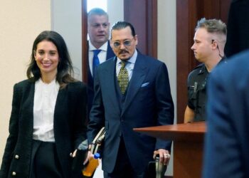 Aseguran que Johnny Depp está de novio con su abogada