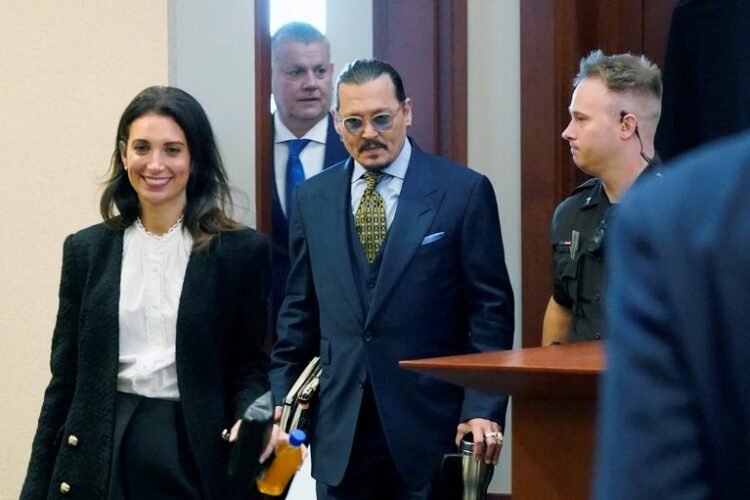Aseguran que Johnny Depp está de novio con su abogada