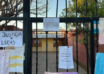 Tomaron la escuela en la que trascendió el abuso a un niño por parte de dos compañeros
