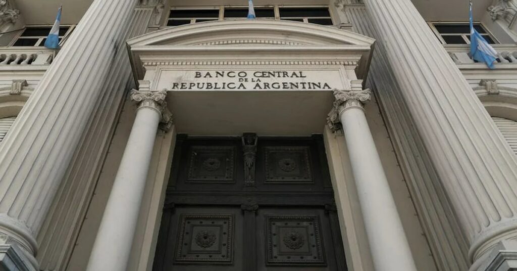 El Banco Central aumentó la tasa de interés de plazos fijos a 75% para contrarrestar la inflación