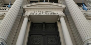 El Banco Central aumentó la tasa de interés de plazos fijos a 75% para contrarrestar la inflación