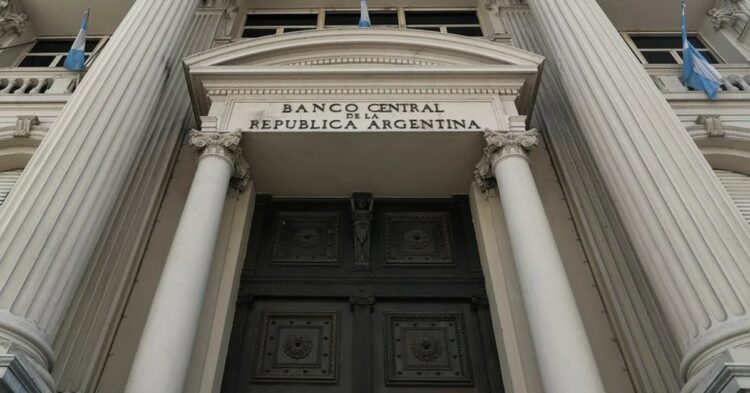 El Banco Central aumentó la tasa de interés de plazos fijos a 75% para contrarrestar la inflación