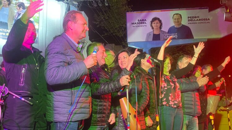 De Loredo, Dellarossa, Juez, Rodríguez Machado, El Sukaria, Majorel y Negri celebraron anoche el amplio triunfo del oficialismo local.
