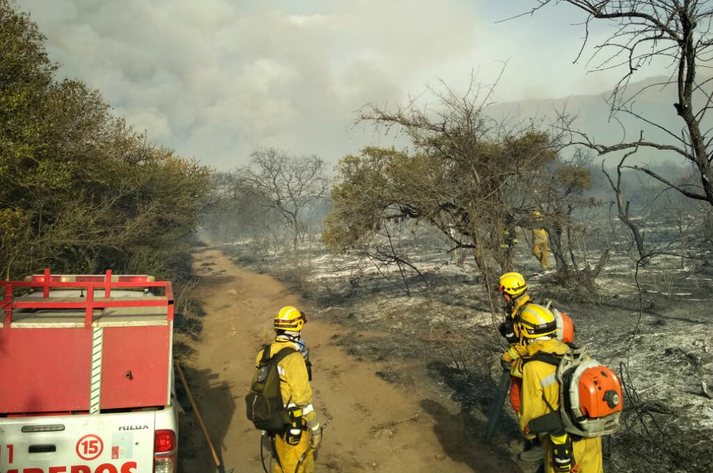 No quedan focos activos y bomberos mantienen guardia de cenizas