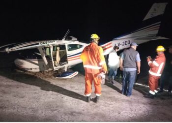 Una avioneta tripulada por varias personas perdió el control y debió aterrizar de emergencia