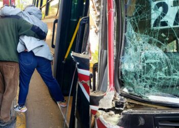 Un fuerte choque entre dos colectivos deja como saldo varios pasajeros heridos