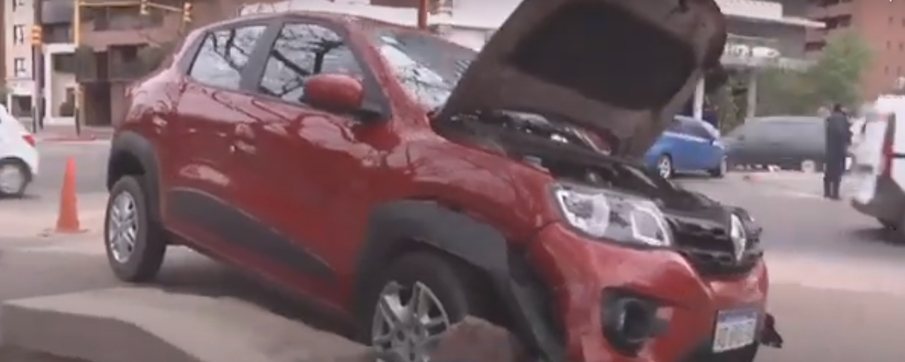 Dos autos protagonizaron un fuerte choque en avenida Poeta Lugones Dos autos protagonizaron un fuerte choque en avenida Poeta Lugones