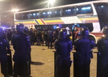 Detienen a hinchas de Banfield tras generar disturbios y agredir a policías en barrio Mosconi