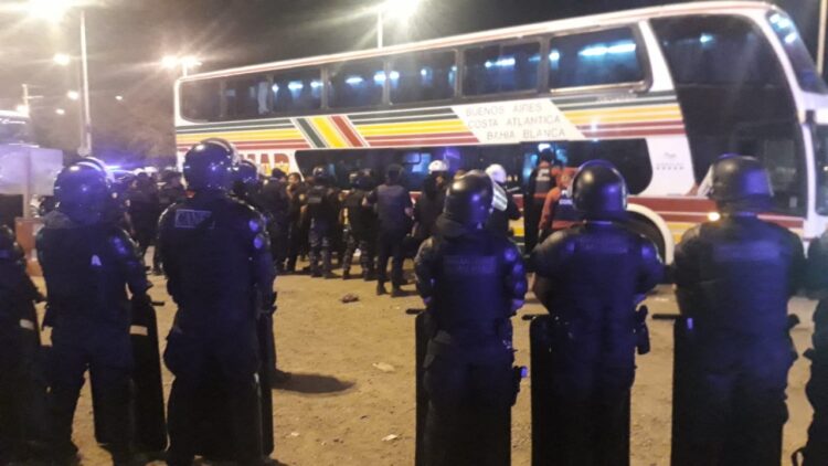 Detienen a hinchas de Banfield tras generar disturbios y agredir a policías en barrio Mosconi