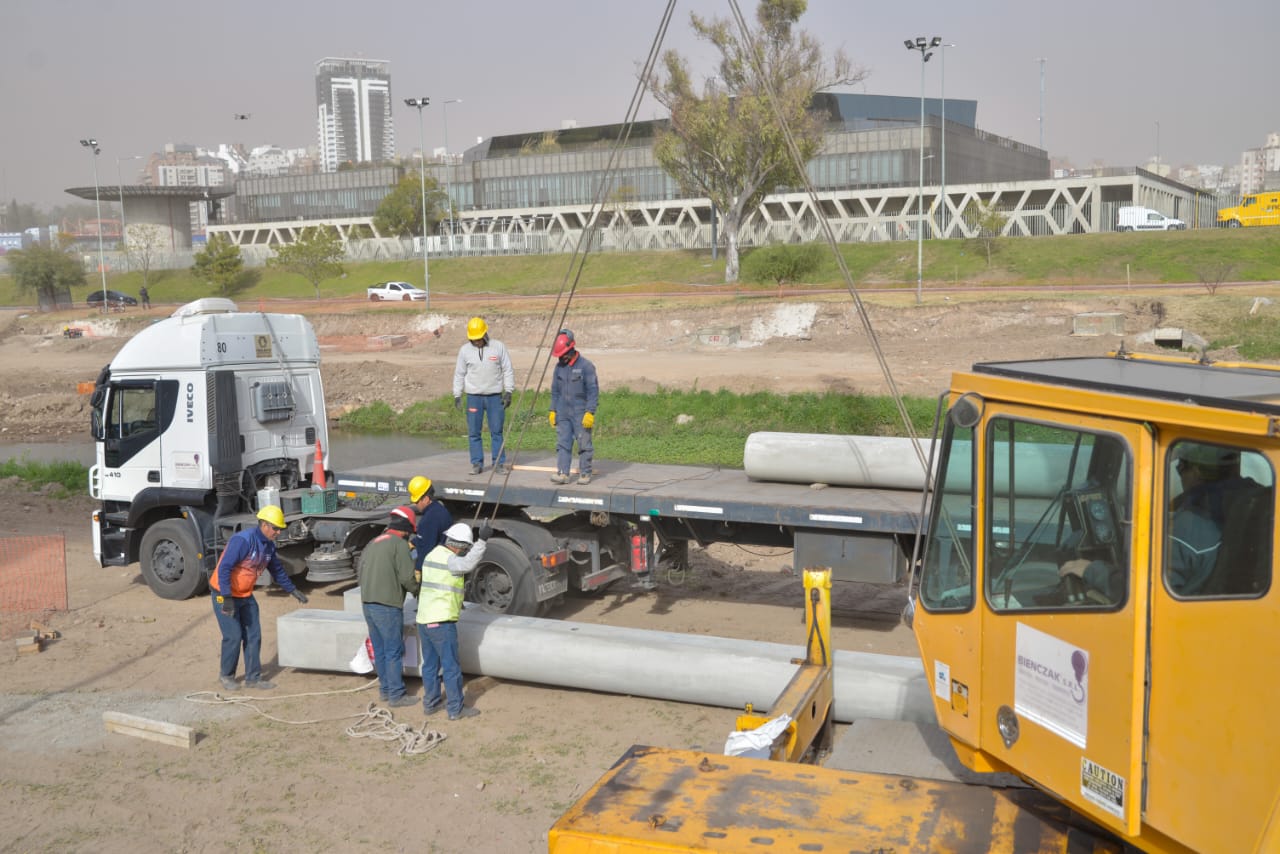 Inició el operativo para montar las primeras columnas que sostendrán la Ciclovía en altura