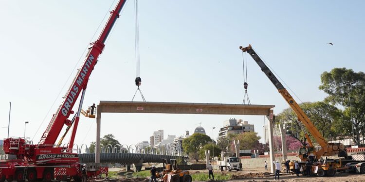 Así luce la ciclovía en altura tras la colocación del primer tramo de hormigón