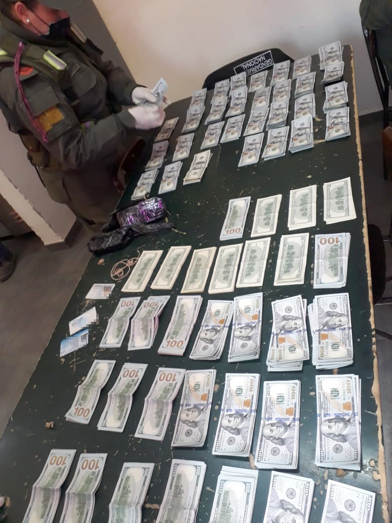 Viajaban hacia Córdoba y los sorprendieron con 63.000 dólares debajo de la alfombra