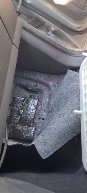 Viajaban hacia Córdoba y los sorprendieron con 63.000 dólares debajo de la alfombra