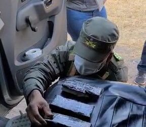 Viajaban hacia Córdoba y los sorprendieron con 63.000 dólares debajo de la alfombra