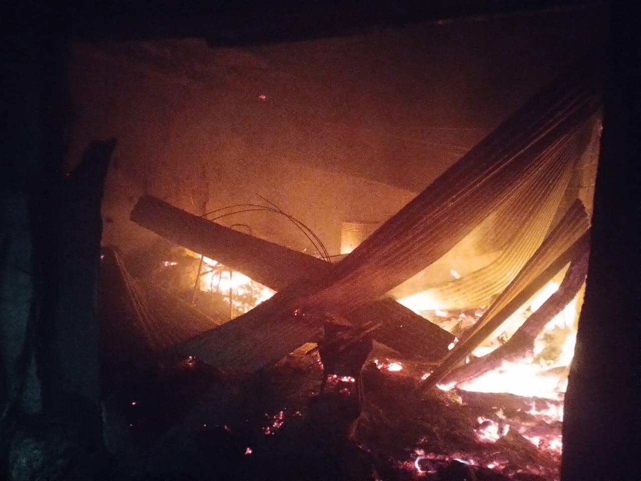 La caída de un rayo desató un incendio en un hogar del departamento Minas