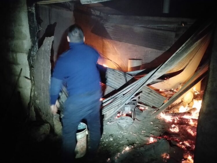 La caída de un rayo desató un incendio en un hogar del departamento Minas