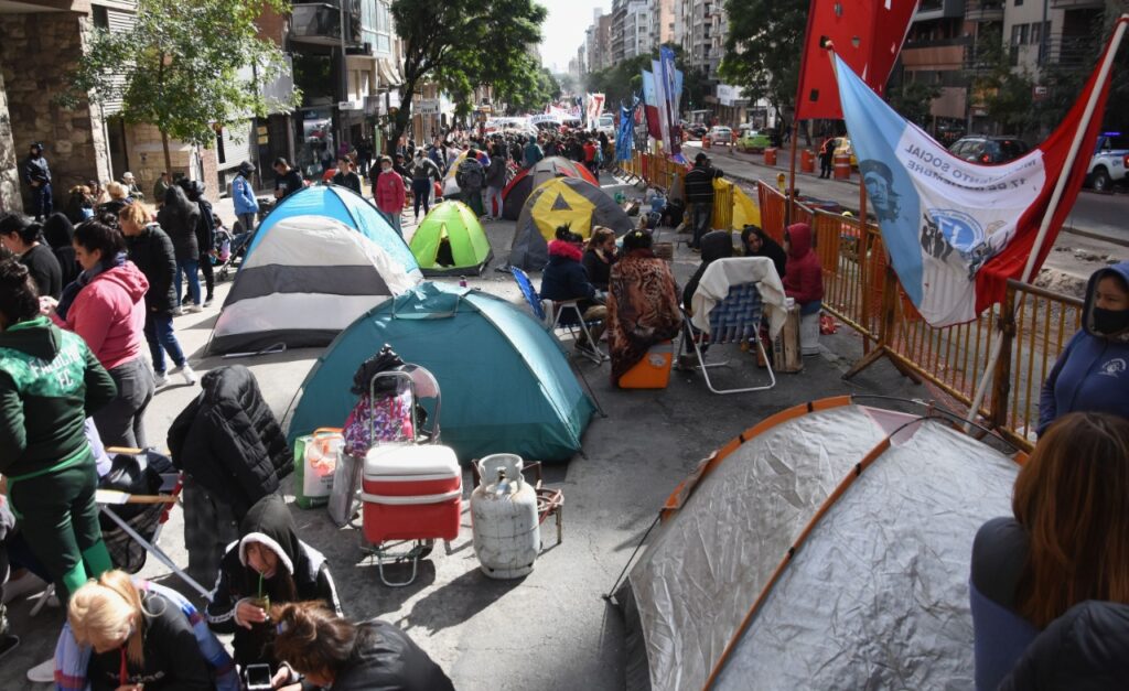 Despliegan un operativo para contener el acampe de movimientos sociales y afirman que no hay delito