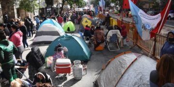 Organizaciones sociales inician un acampe por 48 horas en el centro cordobés