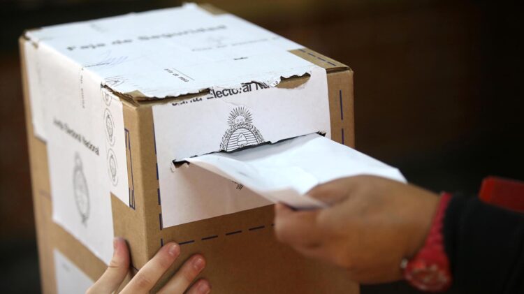zzzznacp2NOTICIASARGENTINAS OCTUBRE 21: Comenzo el sufragio para las elecciones legislativas en todo el pais.
Foto NA: JUAN VARGAS zzzz