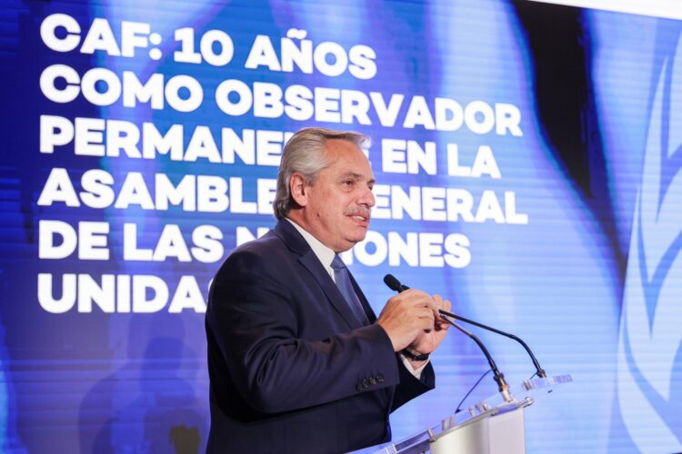 Fernández disertó ayer en una cumbre de la Corporación Andina de Fomento.