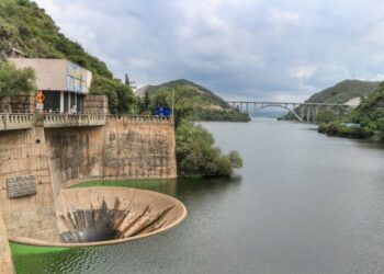 El agua de red tiene 17 veces más toxinas que las permitidas