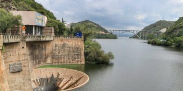El agua de red tiene 17 veces más toxinas que las permitidas