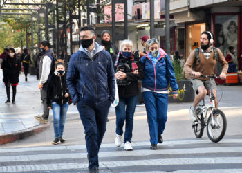 Desde este jueves ya no es obligatorio usar barbijo en lugares cerrados