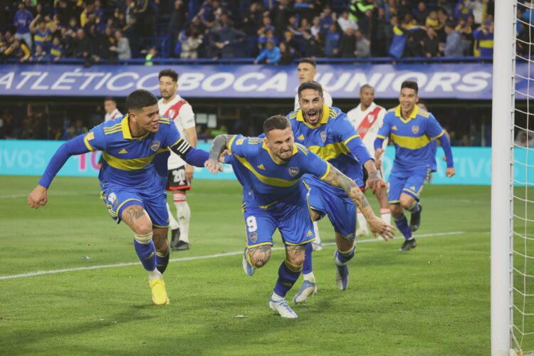 Boca se quedó con el Superclásico y se mete en lucha por el título