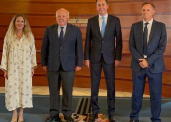 Calvo estrechó lazos con el Parlamento de Andalucía