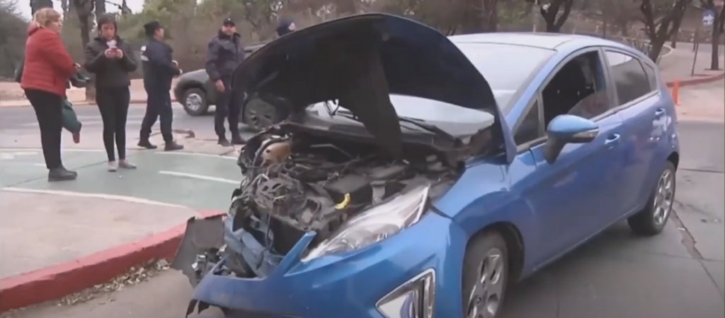 Dos autos protagonizaron un fuerte choque en avenida Poeta Lugones