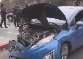 Dos autos protagonizaron un fuerte choque en avenida Poeta Lugones