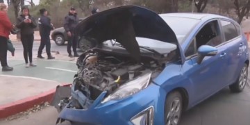 Dos autos protagonizaron un fuerte choque en avenida Poeta Lugones