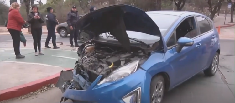 Dos autos protagonizaron un fuerte choque en avenida Poeta Lugones