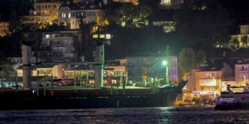 Barco granelero de Ucrania encalló en Estambul y obstaculiza el tráfico