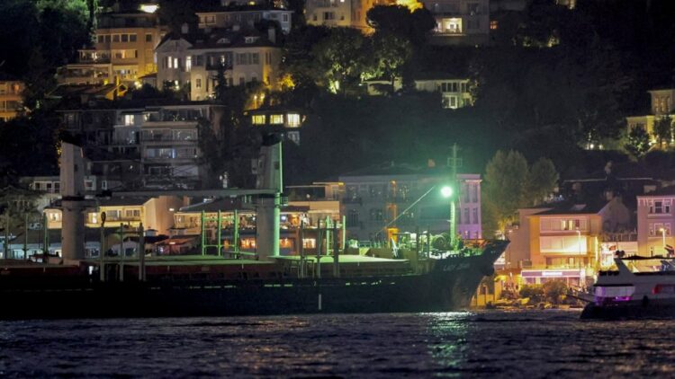 Barco granelero de Ucrania encalló en Estambul y obstaculiza el tráfico