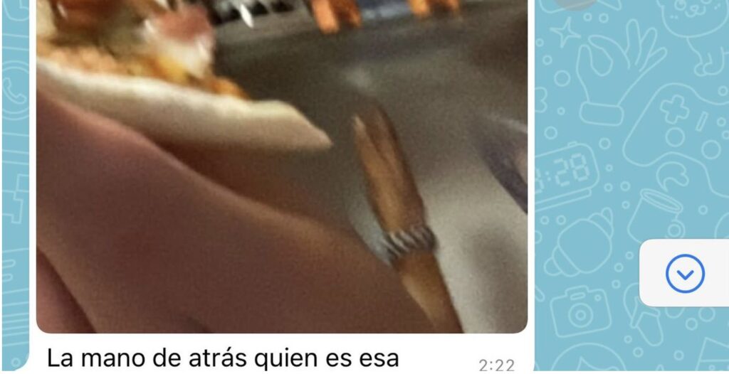 Le pidió a su novio que le mande una foto y explotó de celos tras confundir el brazo de una chica con un insólito objeto