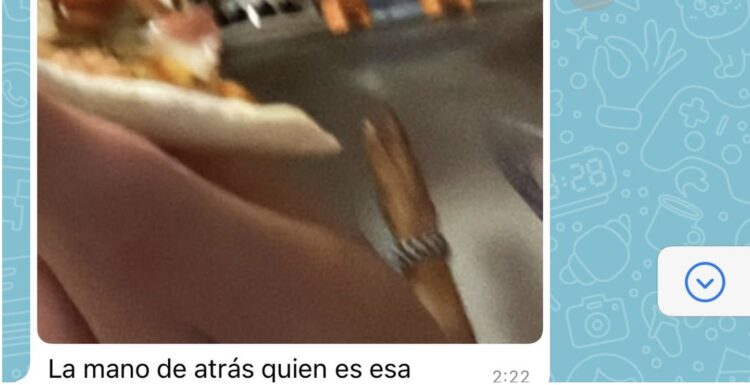 Le pidió a su novio que le mande una foto y explotó de celos tras confundir el brazo de una chica con un insólito objeto