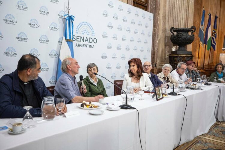 Fernández de Kirchner se reunió ayer con los curas en opción por los pobres.