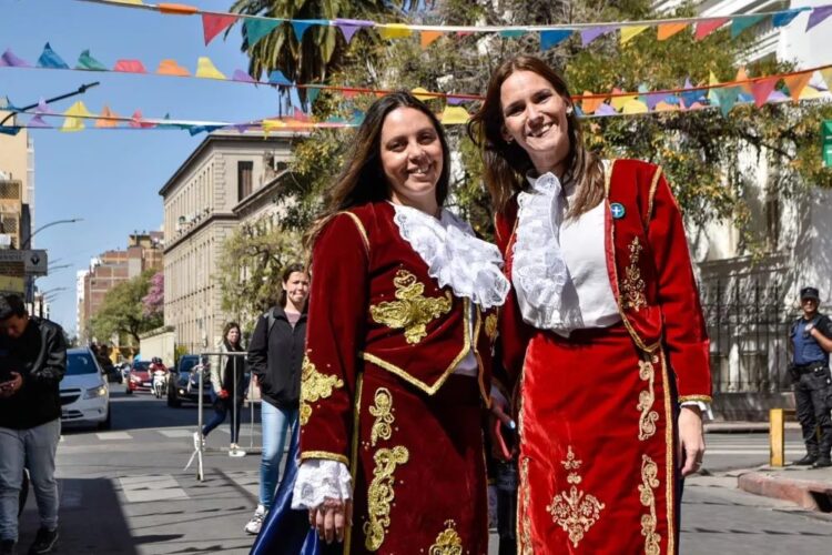 Con comida y música en vivo, se realiza hoy la segunda edición de “Colectividades en tu barrio”