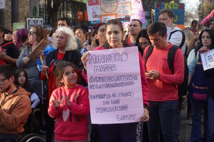 Vuelven a marchar en contra al recorte en discapacidad