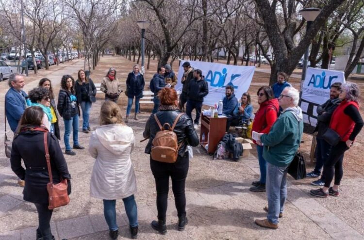 Docentes universitarios reclamaron aumentos