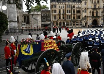 El ataúd de Isabel II llega a la Abadía de Westminter para el funeral de Estado