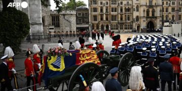 El ataúd de Isabel II llega a la Abadía de Westminter para el funeral de Estado