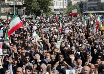 Contramarchas para defender el velo tras las protestas por la muerte de una mujer detenida