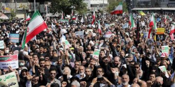 Contramarchas para defender el velo tras las protestas por la muerte de una mujer detenida