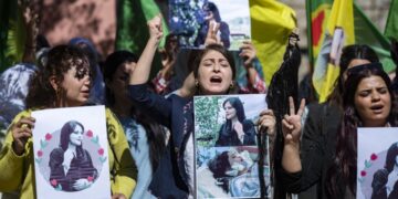 Se extienden las protestas y los asesinatos de mujeres en Irán