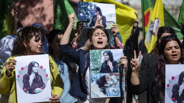 Se extienden las protestas y los asesinatos de mujeres en Irán