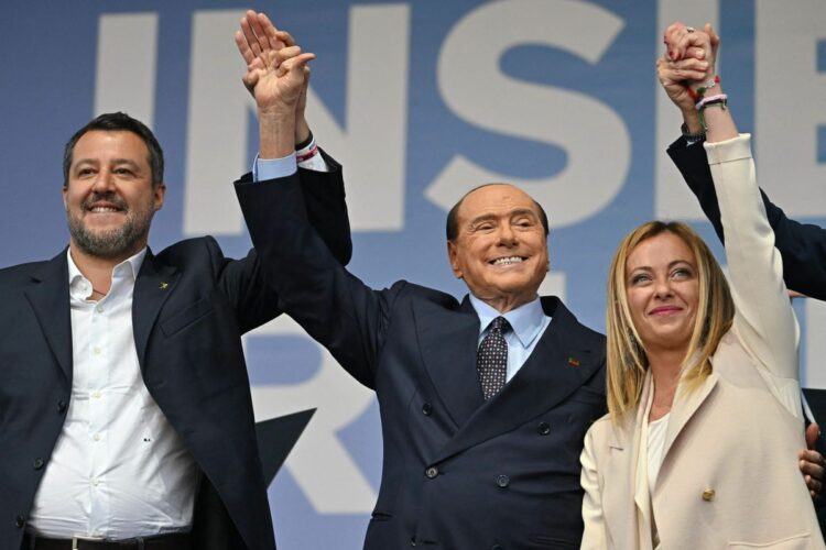 Meloni con Salvini y Berlusconi en el cierre de la campaña para los comicios.