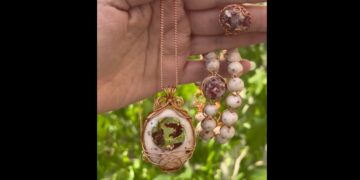 Una artesana se volvió viral por producir joyas hechas con semen