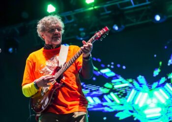 Kusturica encendió la Feria del Libro con un impactante recital en la Supermanzana